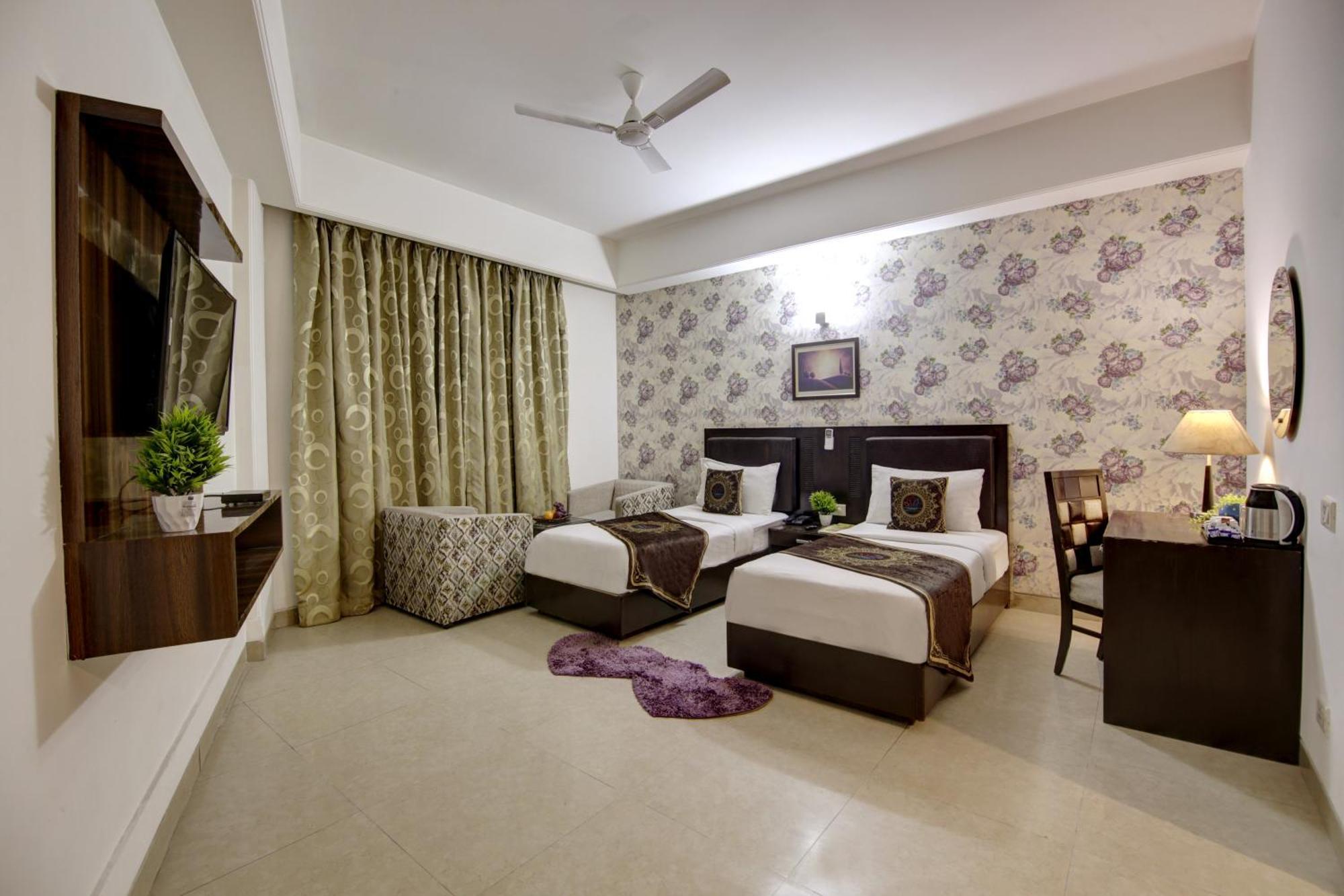 Hotel Venus Plaza New Delhi Bagian luar foto