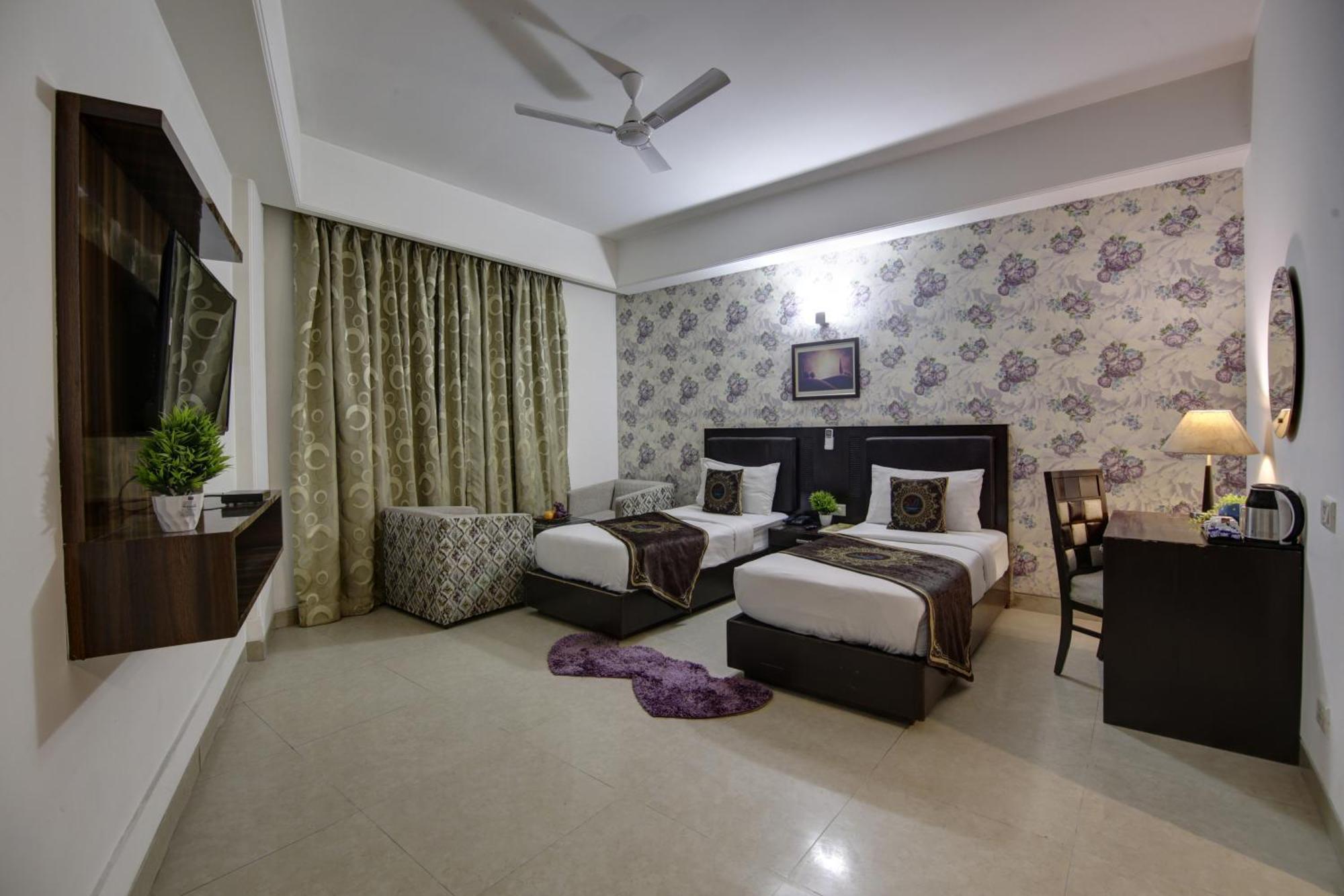 Hotel Venus Plaza New Delhi Bagian luar foto