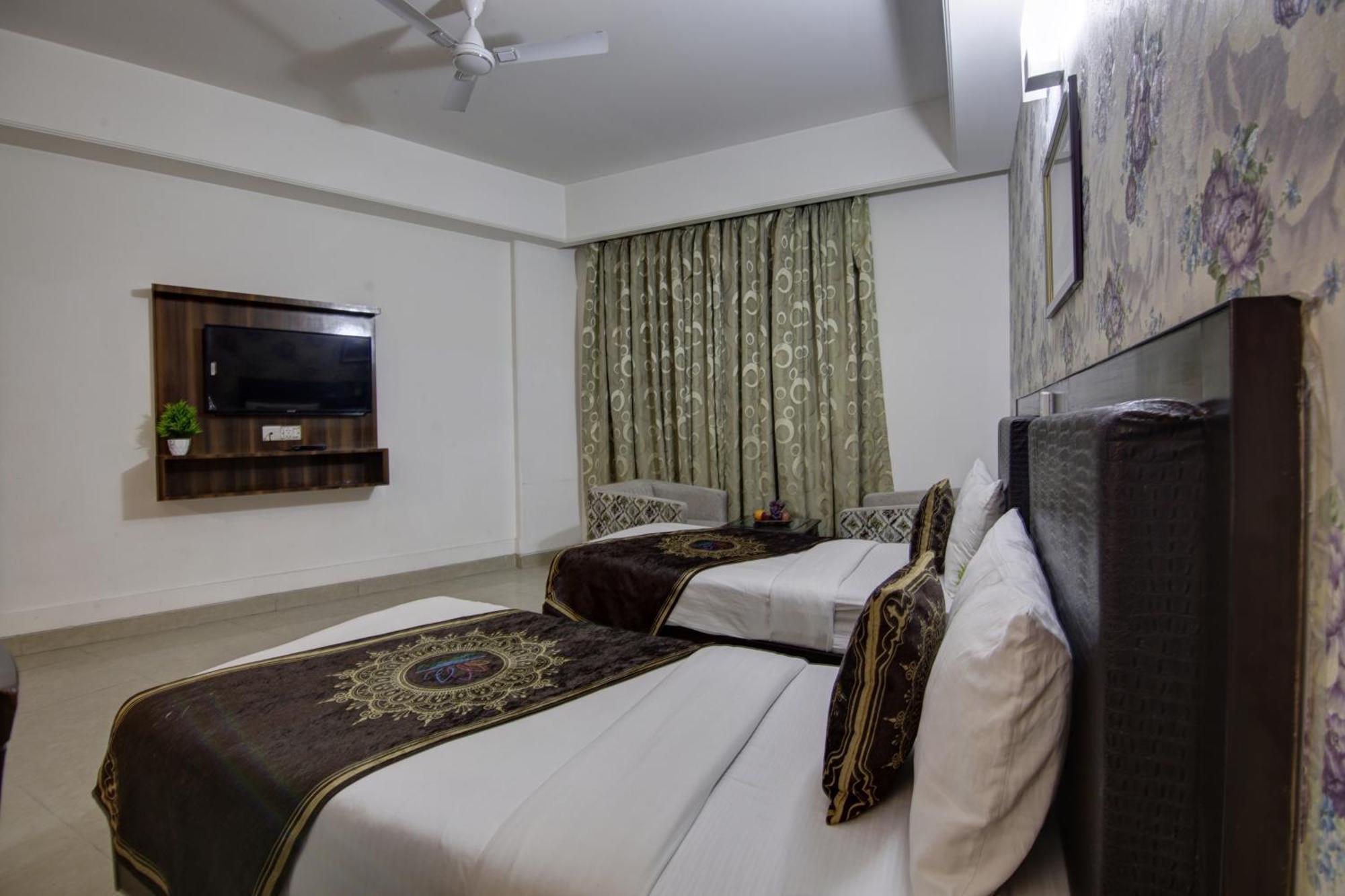 Hotel Venus Plaza New Delhi Bagian luar foto