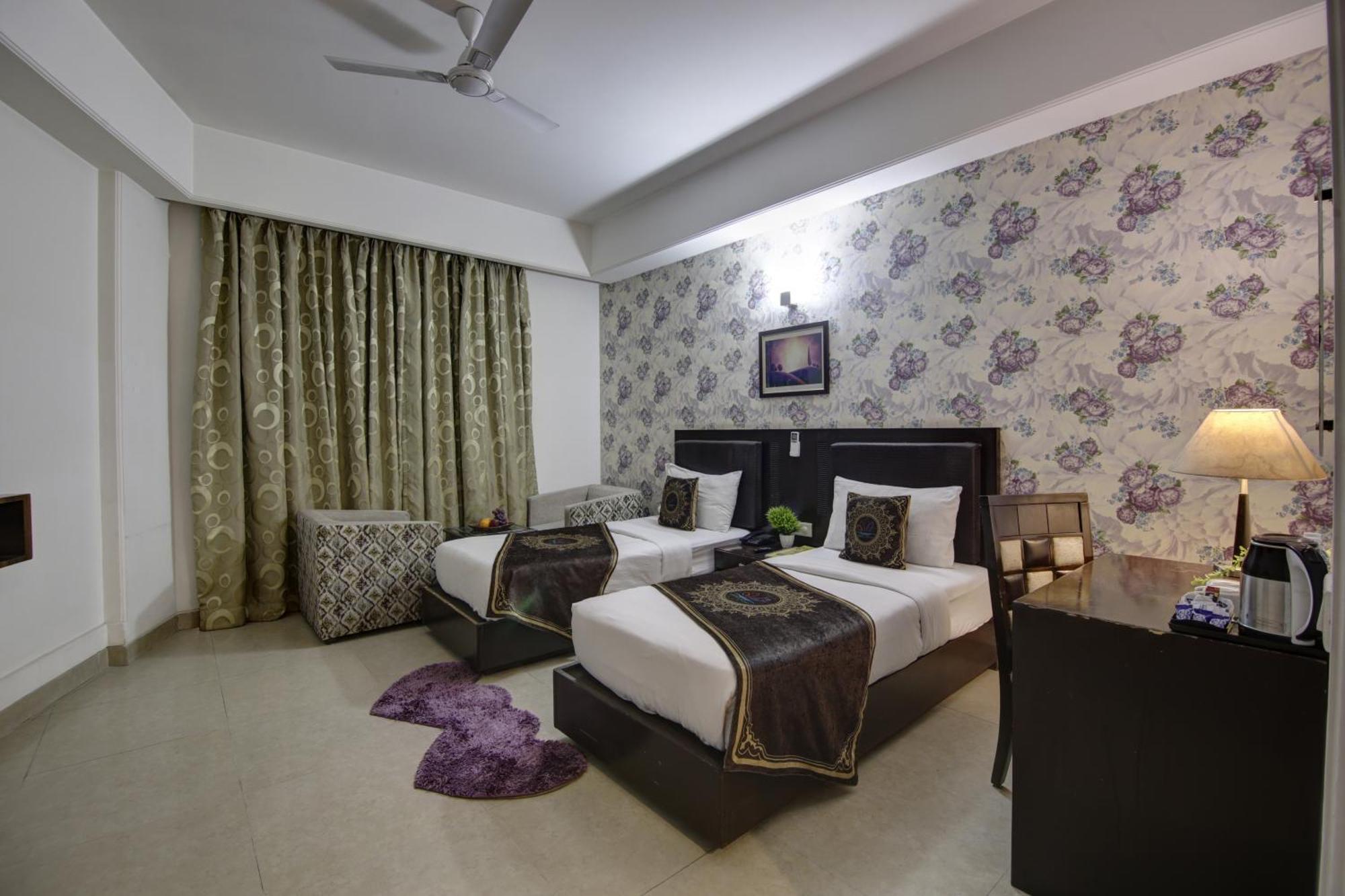 Hotel Venus Plaza New Delhi Bagian luar foto