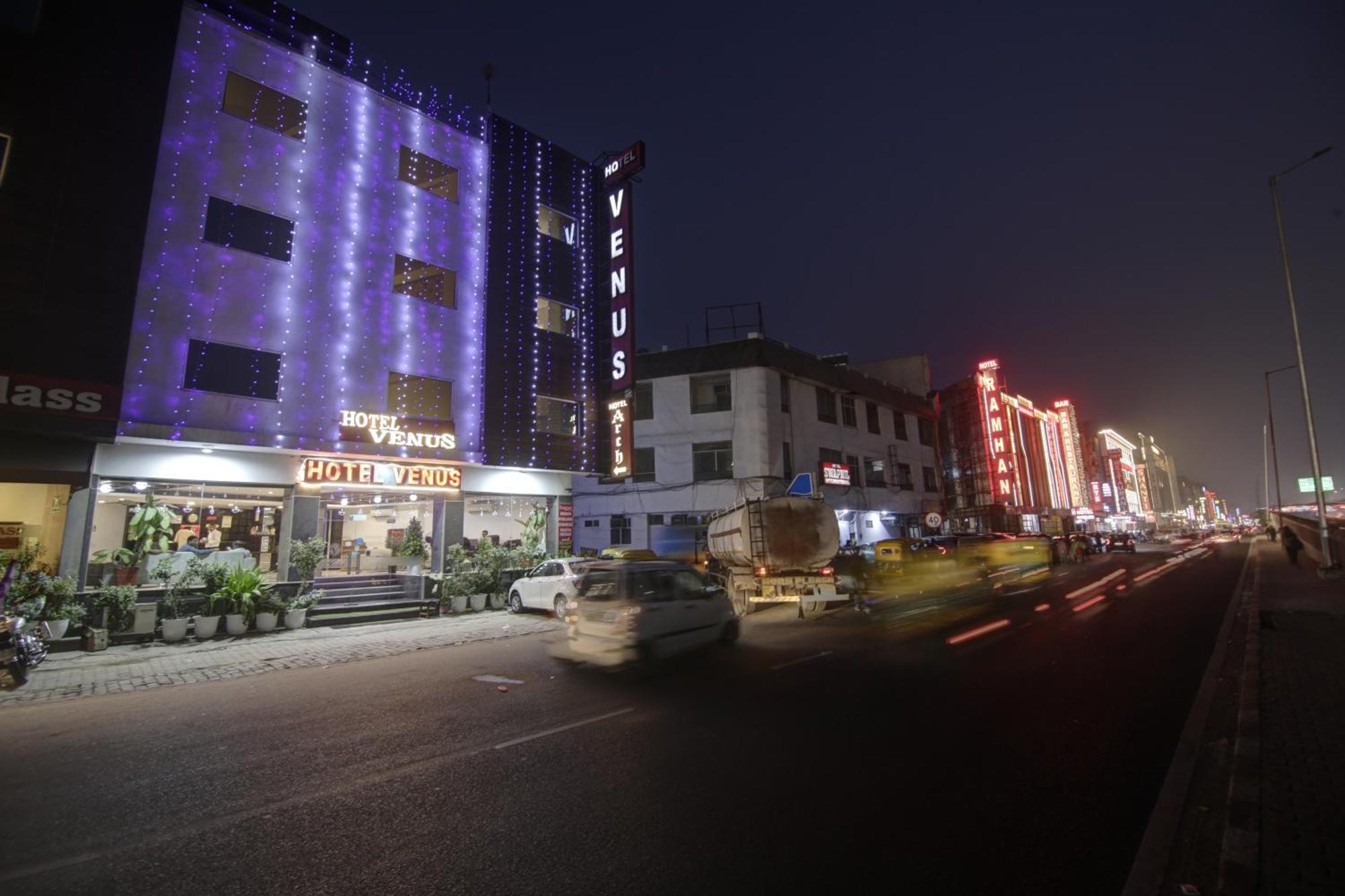 Hotel Venus Plaza New Delhi Bagian luar foto
