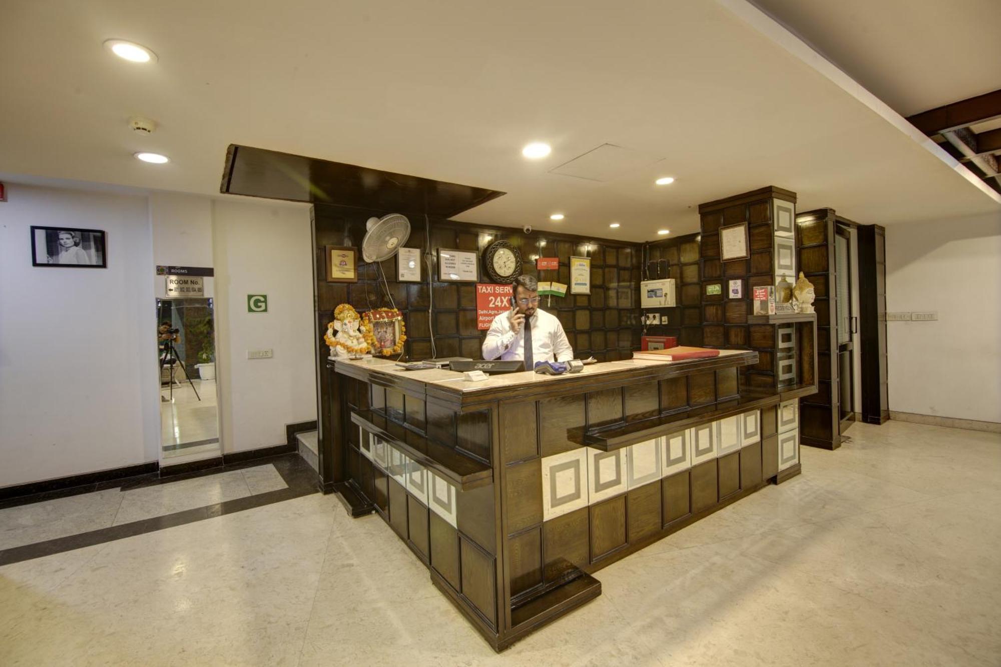 Hotel Venus Plaza New Delhi Bagian luar foto
