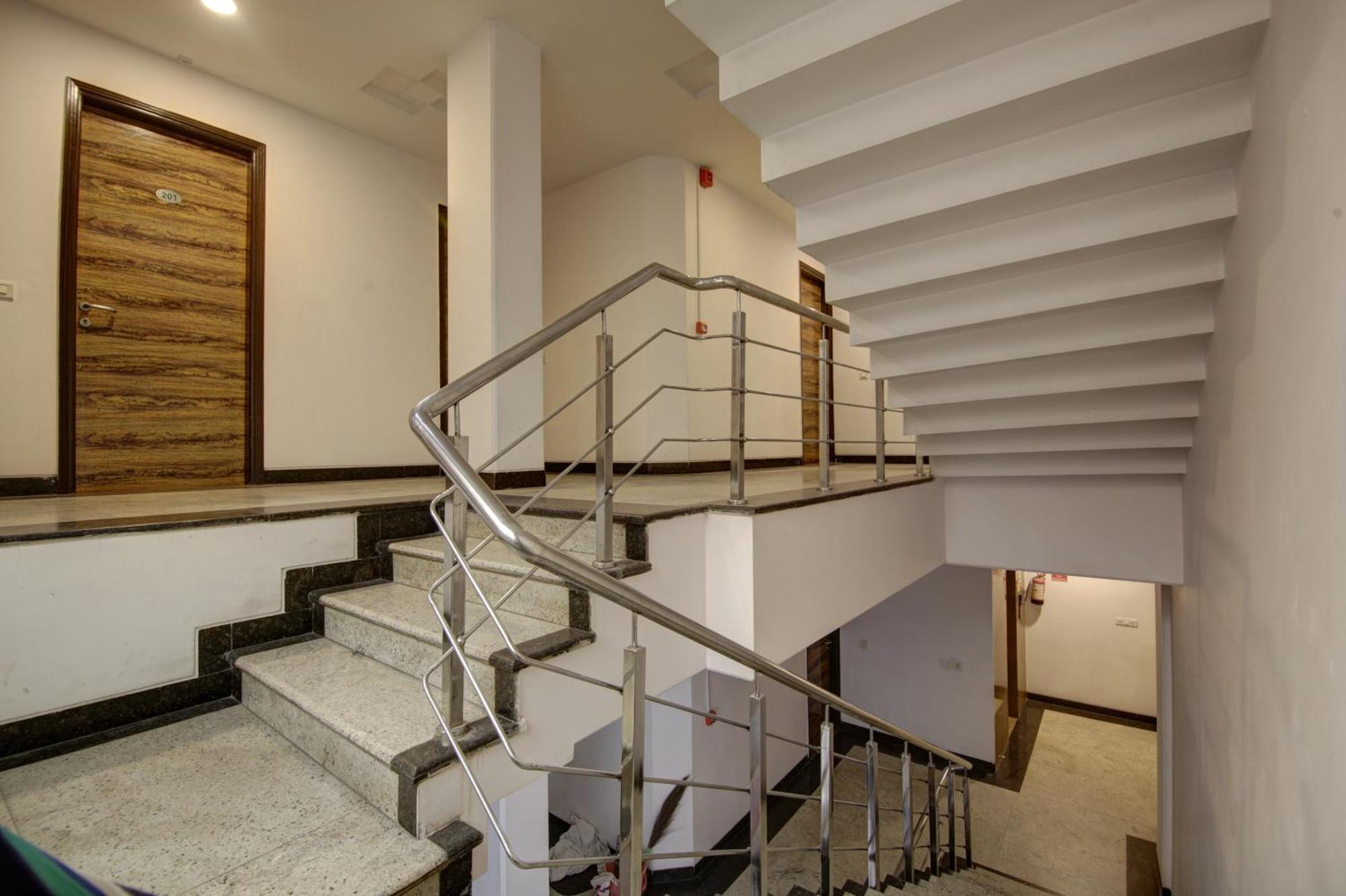 Hotel Venus Plaza New Delhi Bagian luar foto
