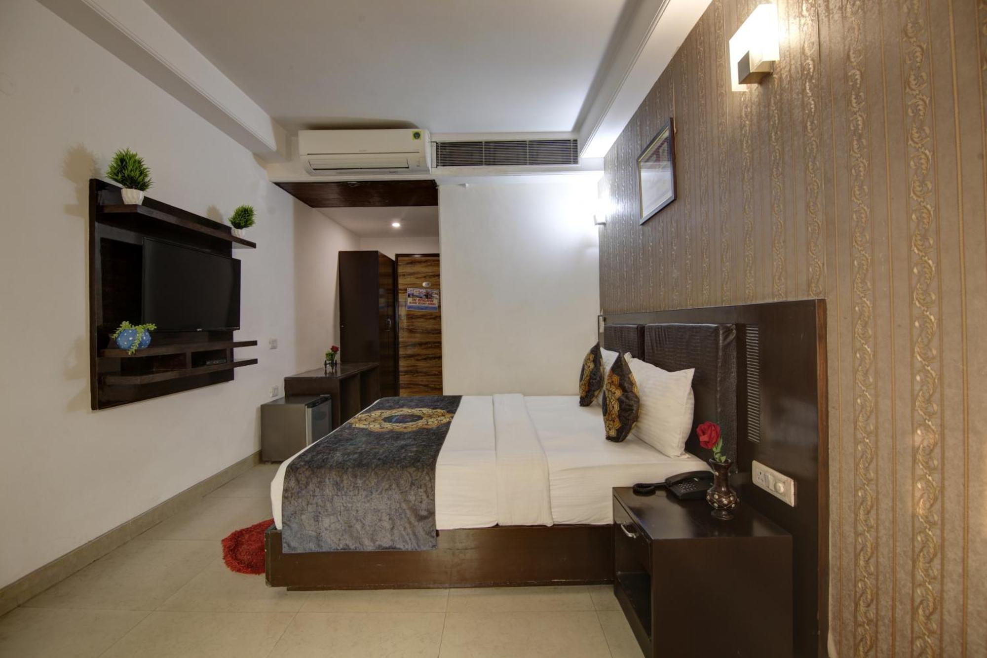 Hotel Venus Plaza New Delhi Bagian luar foto