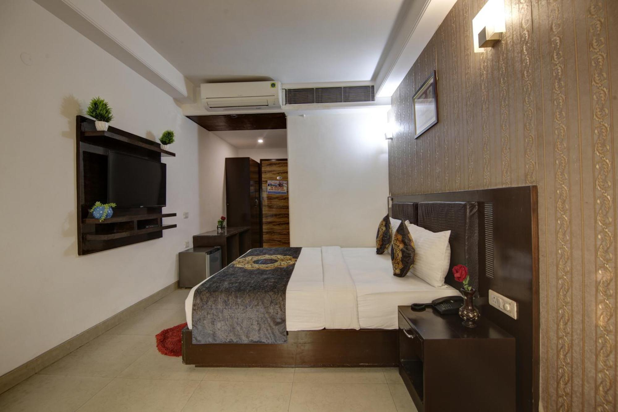 Hotel Venus Plaza New Delhi Bagian luar foto