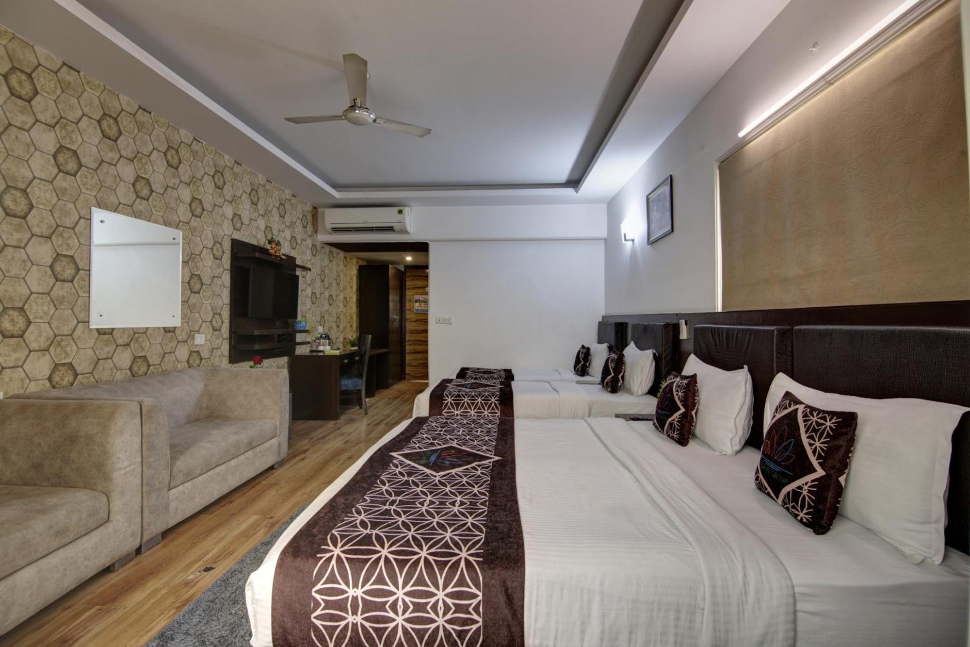 Hotel Venus Plaza New Delhi Bagian luar foto