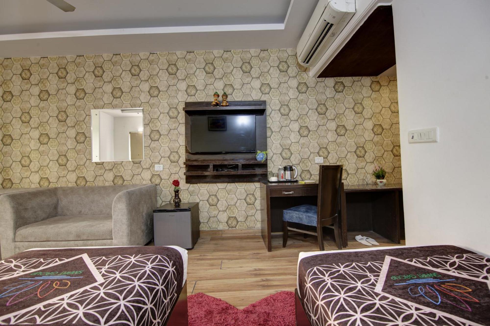 Hotel Venus Plaza New Delhi Bagian luar foto
