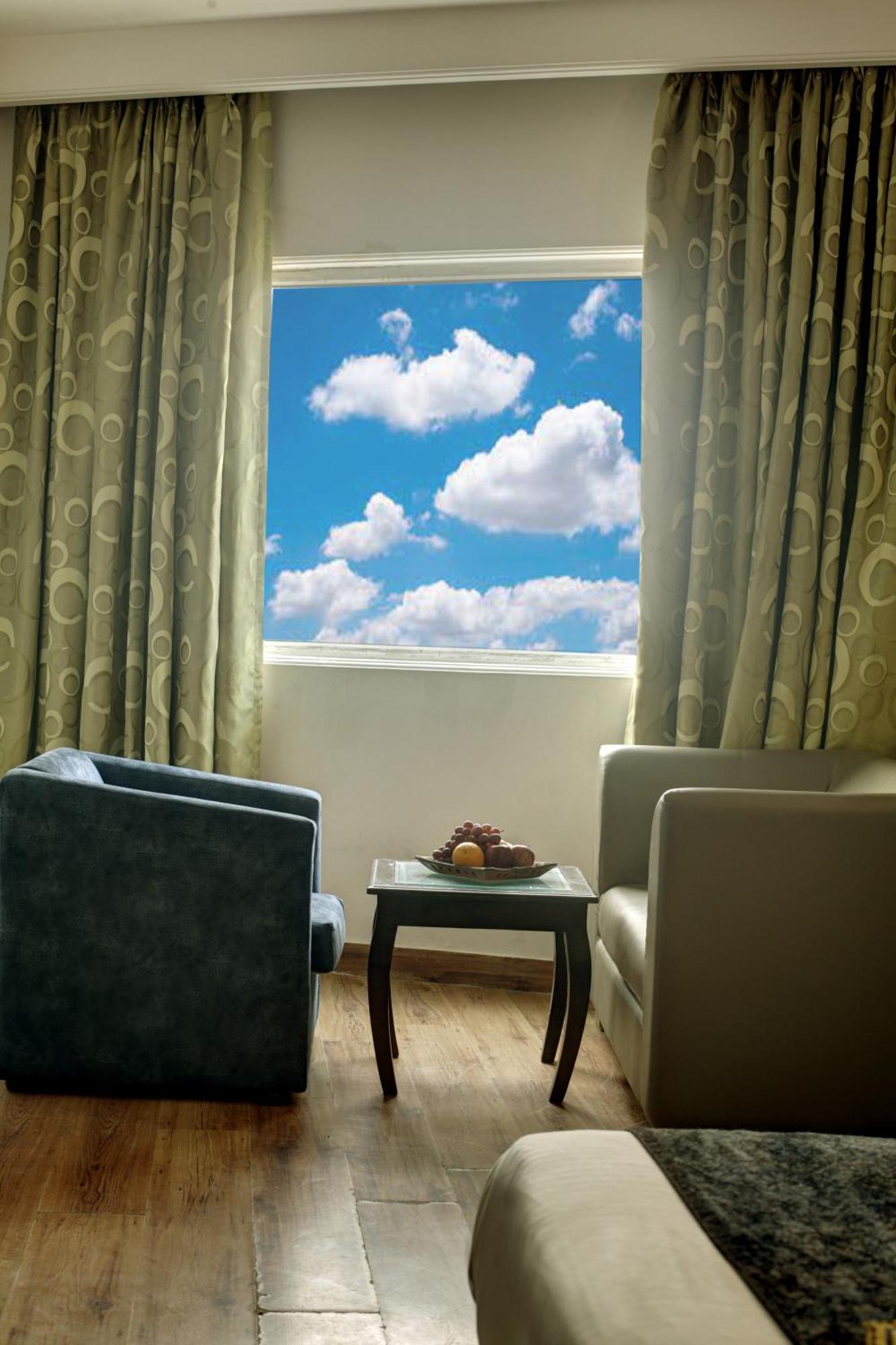 Hotel Venus Plaza New Delhi Bagian luar foto